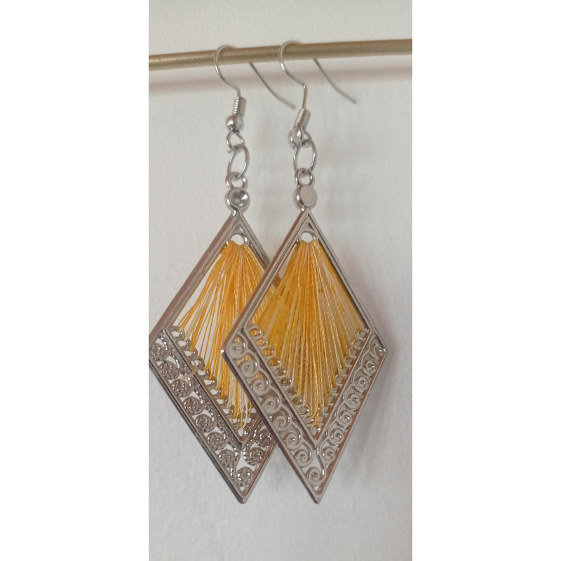 Boucle d'oreille tissée