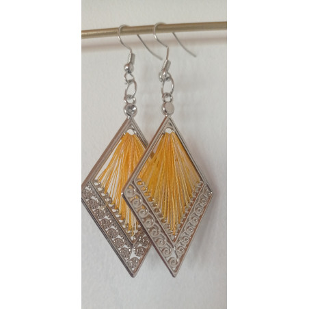 Boucle d'oreille tissée